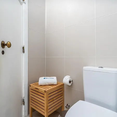 Hostwise - Seaside Charm Flat W/ Balcony *