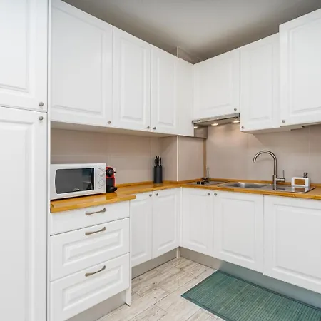 Seaside Charm Flat W/ Balcony By Hostwise Apartman