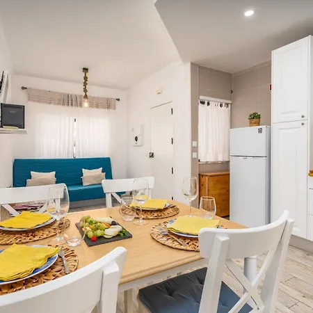 Apartment Hostwise - Seaside Charm Flat W/ Balcony *