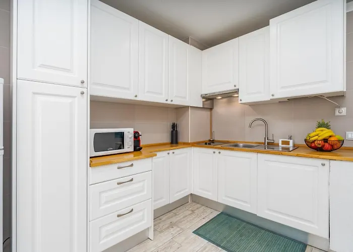 Seaside Charm Flat W/ Balcony By Hostwise 아파트