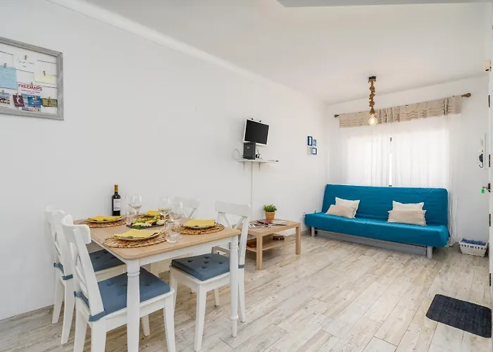 아파트 Seaside Charm Flat W/ Balcony By Hostwise