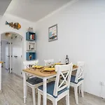 Seaside Charm Flat W/ Balcony By Hostwise Appartement