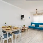 Appartement Seaside Charm Flat W/ Balcony By Hostwise